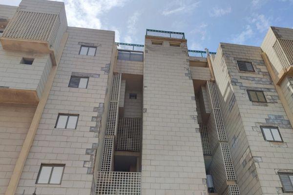 צורך של חידוש מעטפת הבניין - נפילת אריחי שיש בחזית